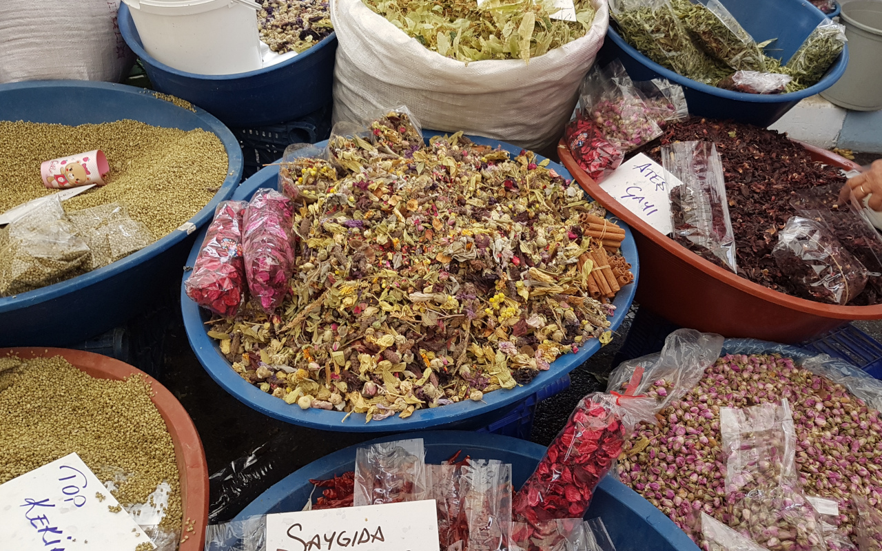 Especies típicas de la gastronomía turca con los nombres en un puesto.