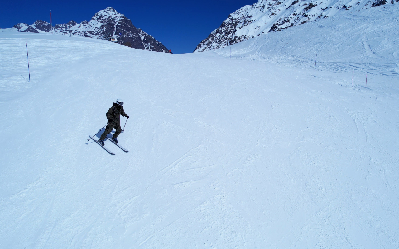 Esquiador deslizándose por la nieve en la estación de esquí de Farellones.