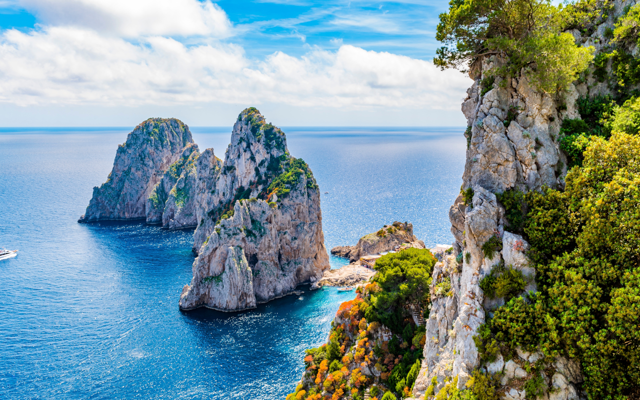 Disfruta de Capri en esta excursión desde Sorrento y navega por el Mediterráneo en barco.
