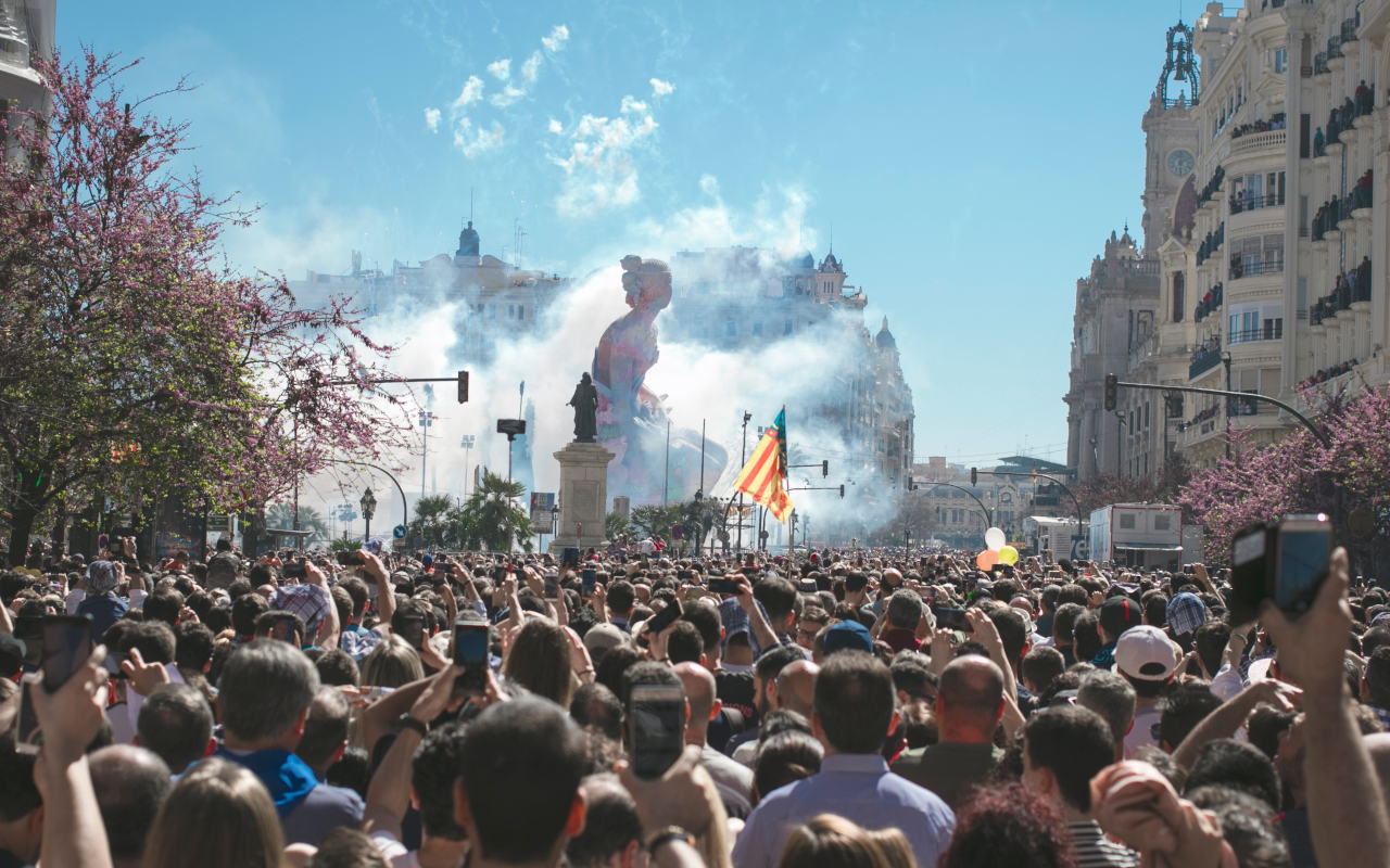 La festividad de Las Fallas, que atrae a valencianos, españoles y extranjeros.