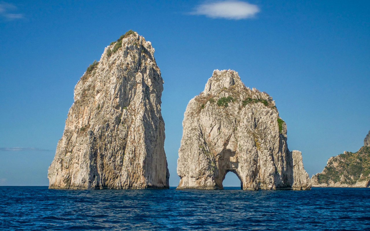 El Arco del Amor es una de las formaciones rocosas más emblemáticas de la bahía de Capri.