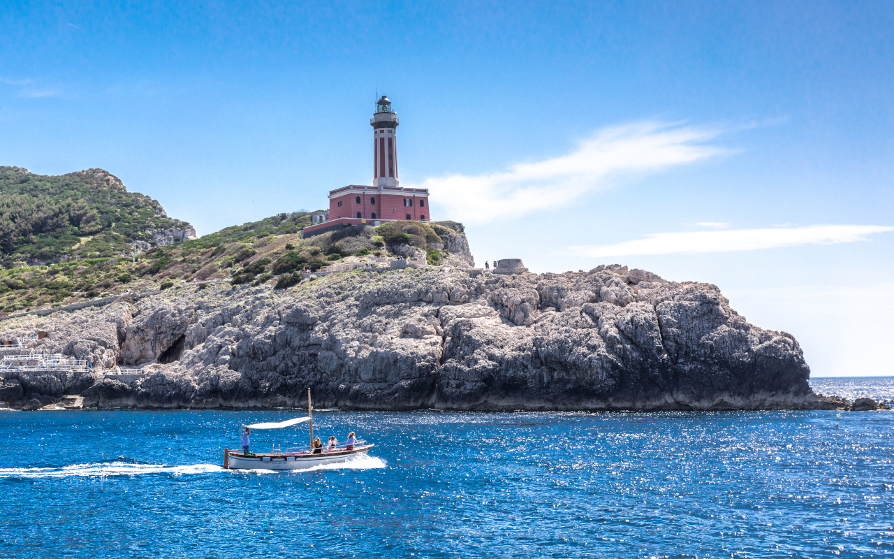 El Faro Punta Carena es otro de los monumentos que se ven en torno a la isla durante el paseo en barco por Capri.