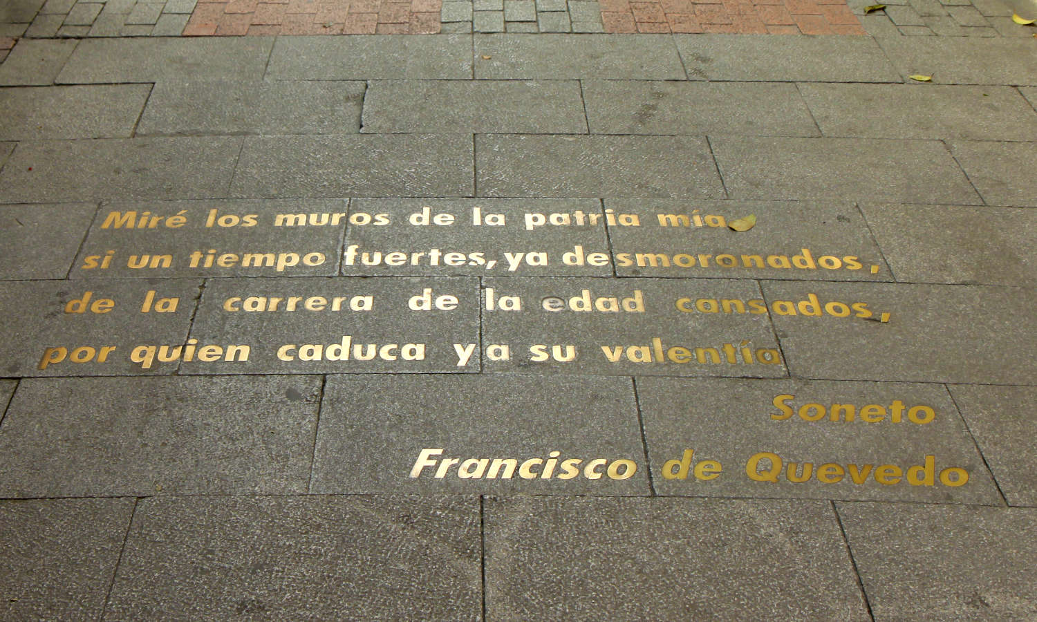 El Barrio de las Letras rinde homenaje a su pasado literario con placas en el suelo que presentan fragmentos de las obras de escritores famosos que vivieron en la zona.