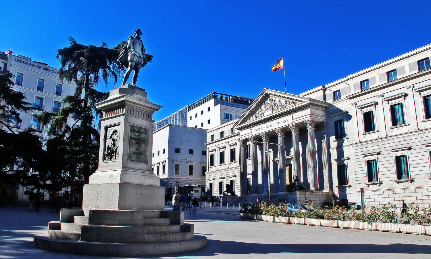 Bajando por la Carrera de San Jerónimo, encontramos el Congreso de los Diputados, en la plaza de las Cortes.