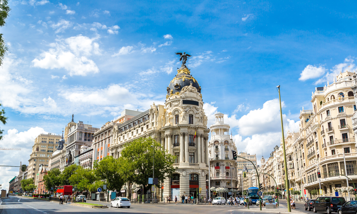 A lo largo de la Gran Vía, destacan varios edificios emblemáticos, como el Edificio Telefónica, el Edificio Capitol y el Edificio Carrión.
