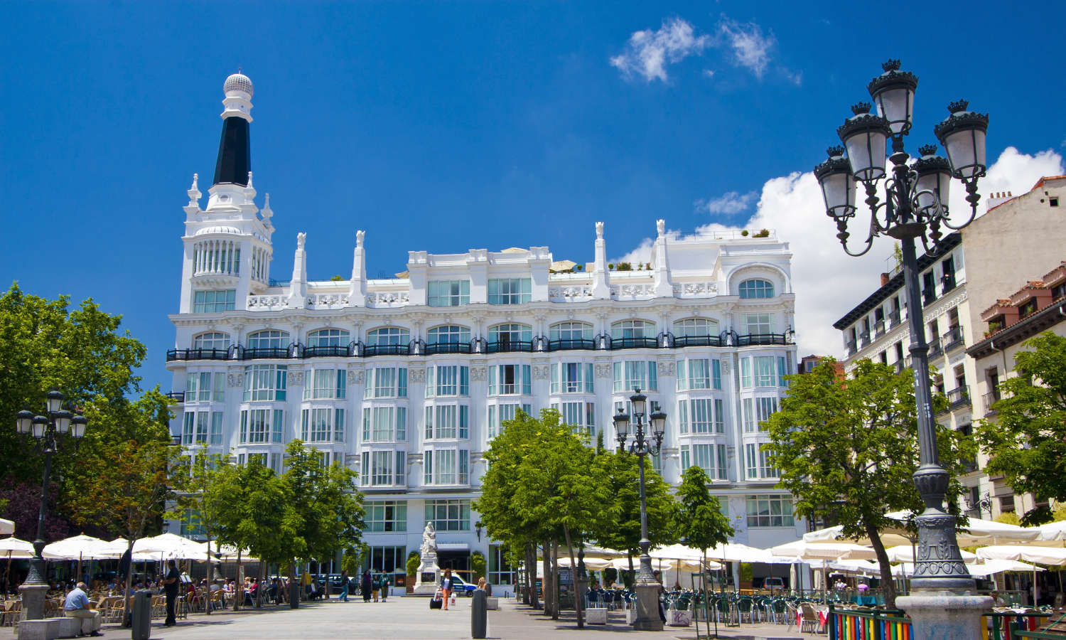 La Plaza de Santa Ana es conocida por albergar varios teatros importantes, como el Teatro Español y el Teatro de la Comedia. 