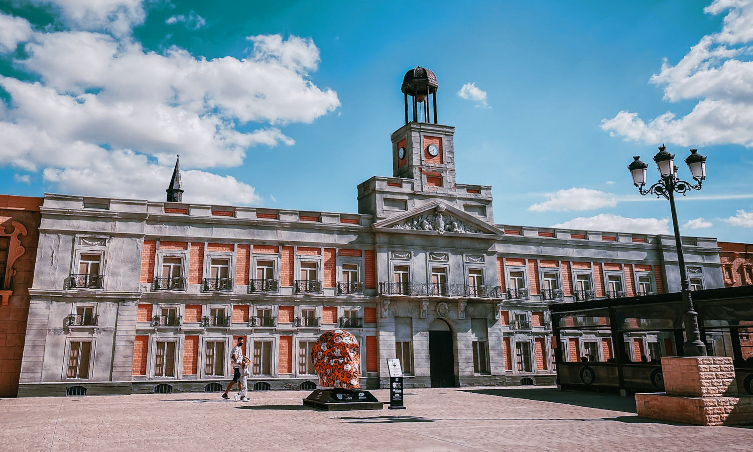 Una vez en la Puerta del Sol, descubriremos a los grandes de nuestra literatura.