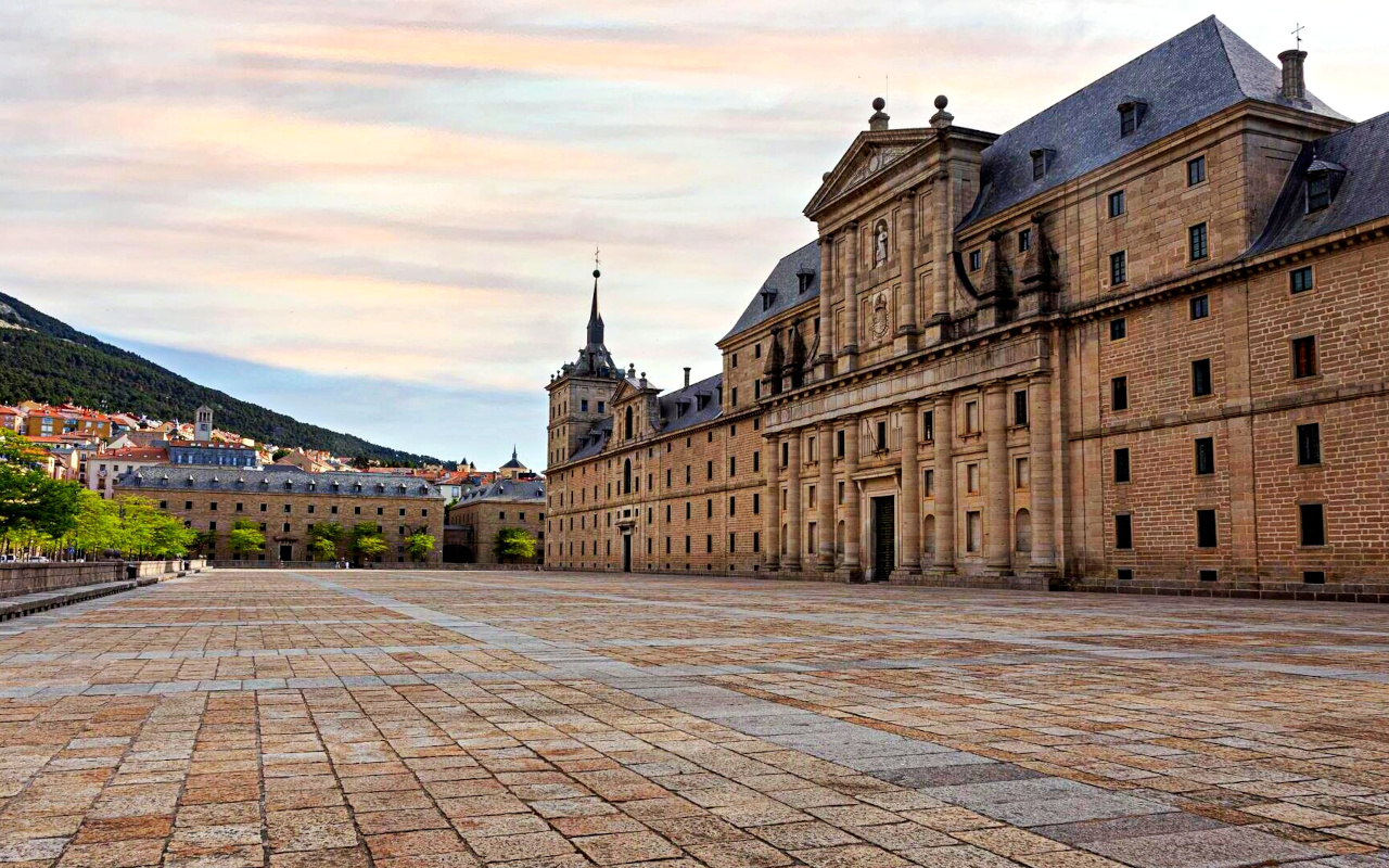 Edificios emblemáticos de los que conocerás la historia en este free tour de San Lorenzo de El Escorial.