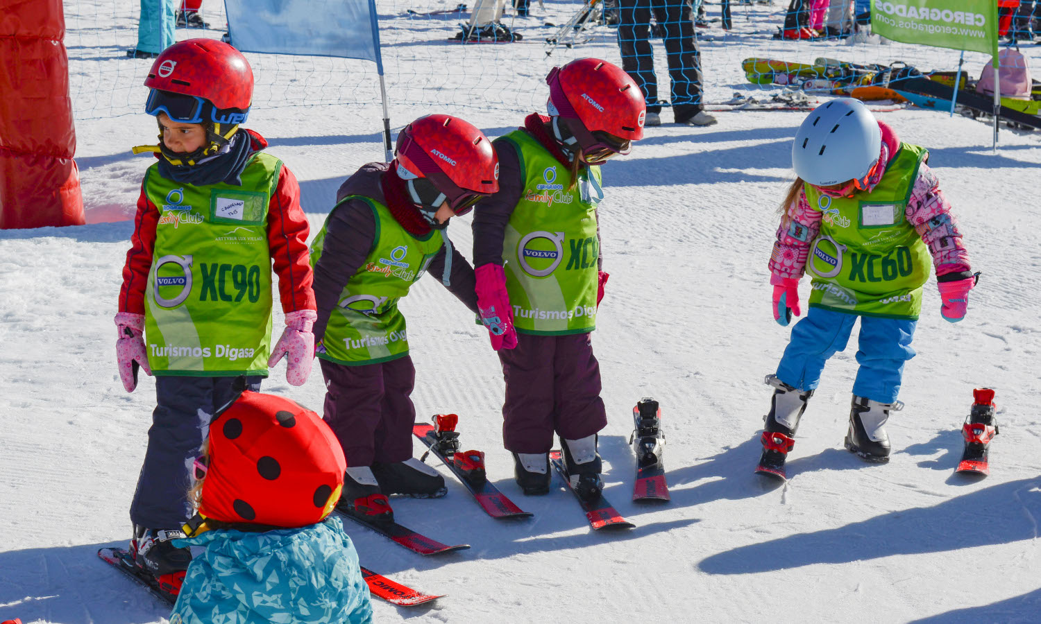 Los niños aprenden a esquiar en el Jardín Alpino de Sierra Nevada, jugando con otros niños de su edad.