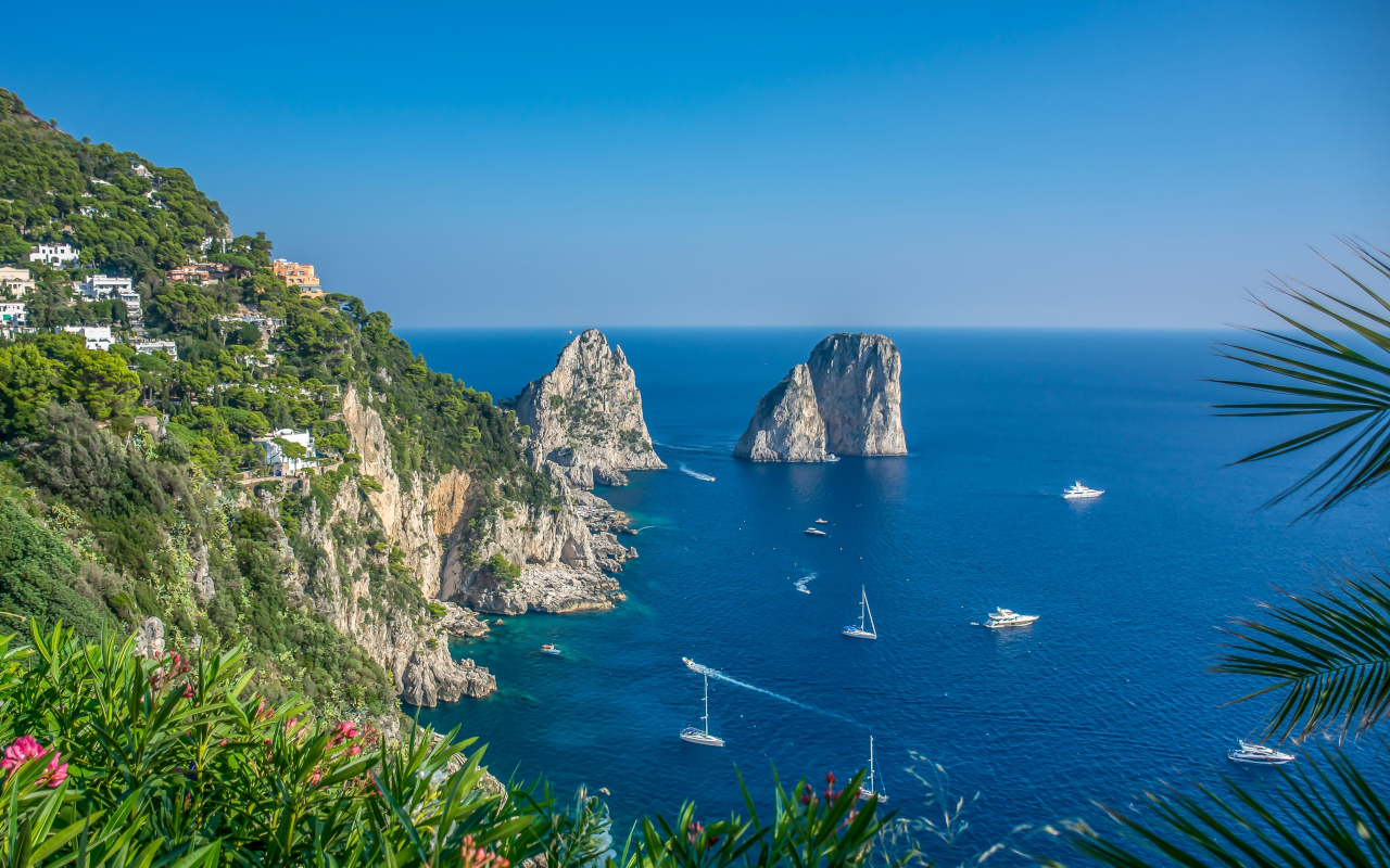 Los Farallones de la Isla de Capri en Nápoles, una de las formaciones rocosas que verás en este tour guiado por Capri y Anacapri con paseo en barco opcional.