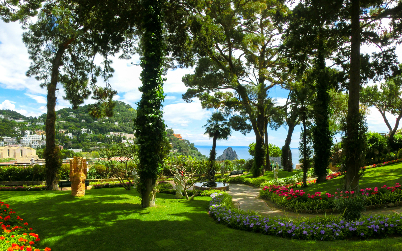 Jardines de Augusto en lo alto de Capri con vistas al Mediterráneo.