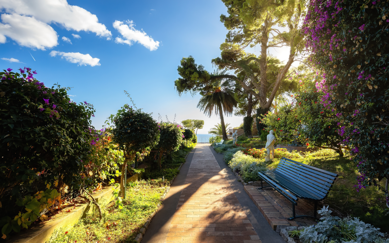 Jardines de Augusto, repletos de flores y detalles que combinan perfectamente con la vista al Mediterráneo.