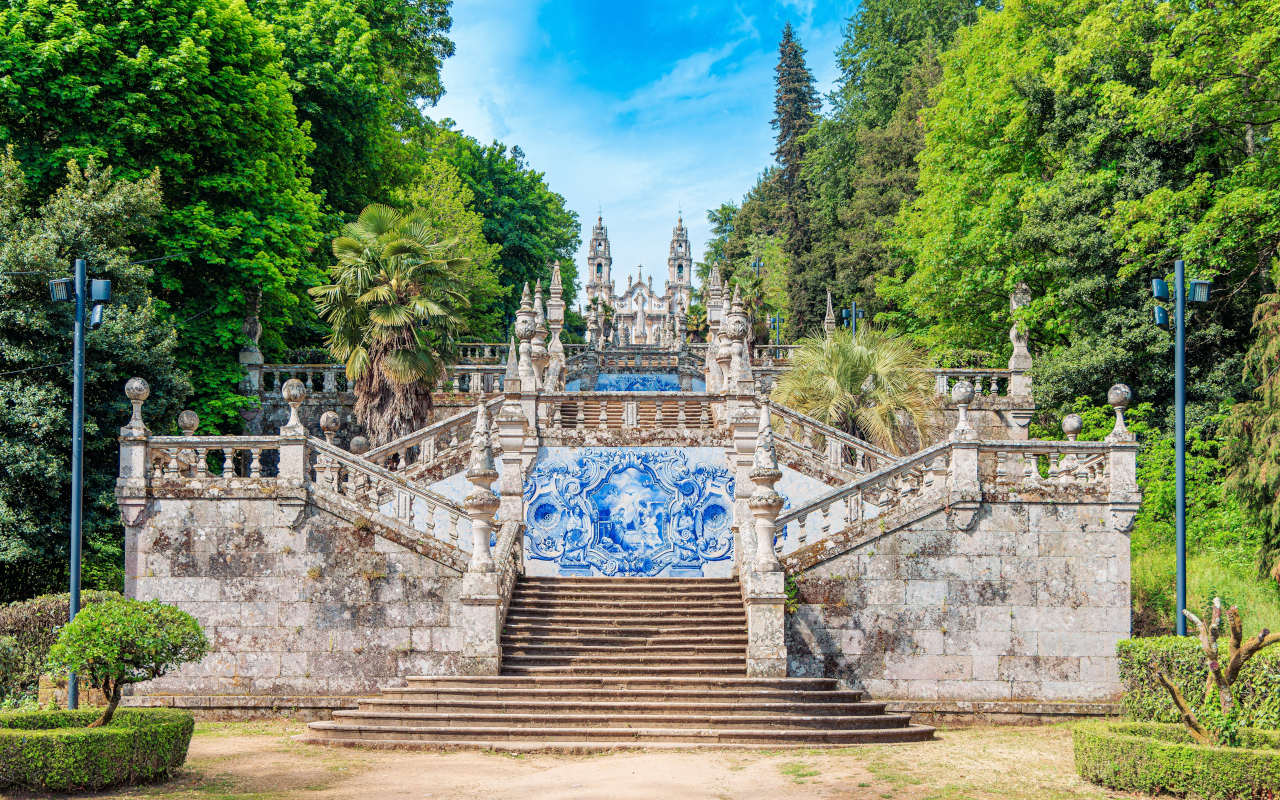 En Lamego se encuentra el Santuario de Nuestra Señora de los Remedios.