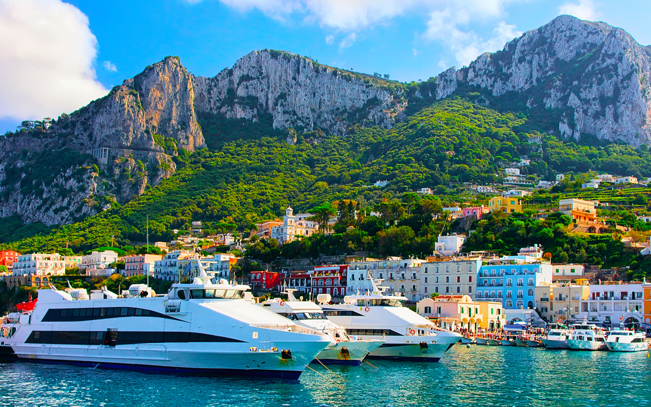 Atracarás en la Marina de Capri para pasar unas horas descubriendo, sobre tierra firme, la isla de Capri en Nápoles.