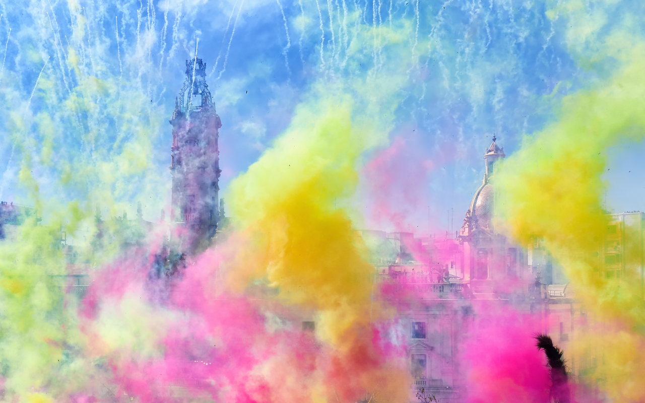 Recorre Valencia y conoce los secretos de Las Fallas, como la mascletá.