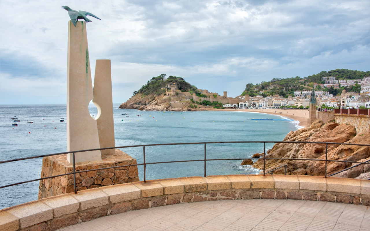 Paseo marítimo en la Costa Brava, con las vistas que te acompañarán en esta excursión a Tossa de Mar desde Barcelona.