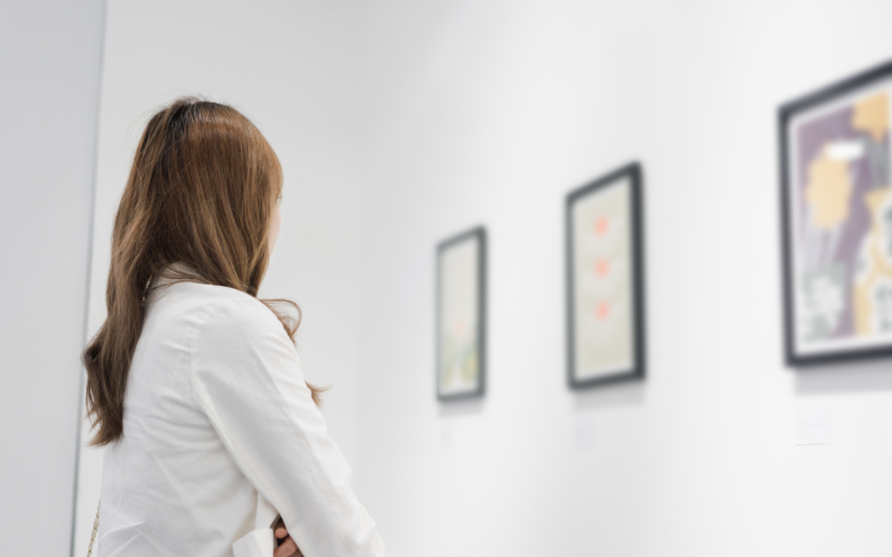 Mujer admira las obras de arte que guarda el Museo Thyssen.