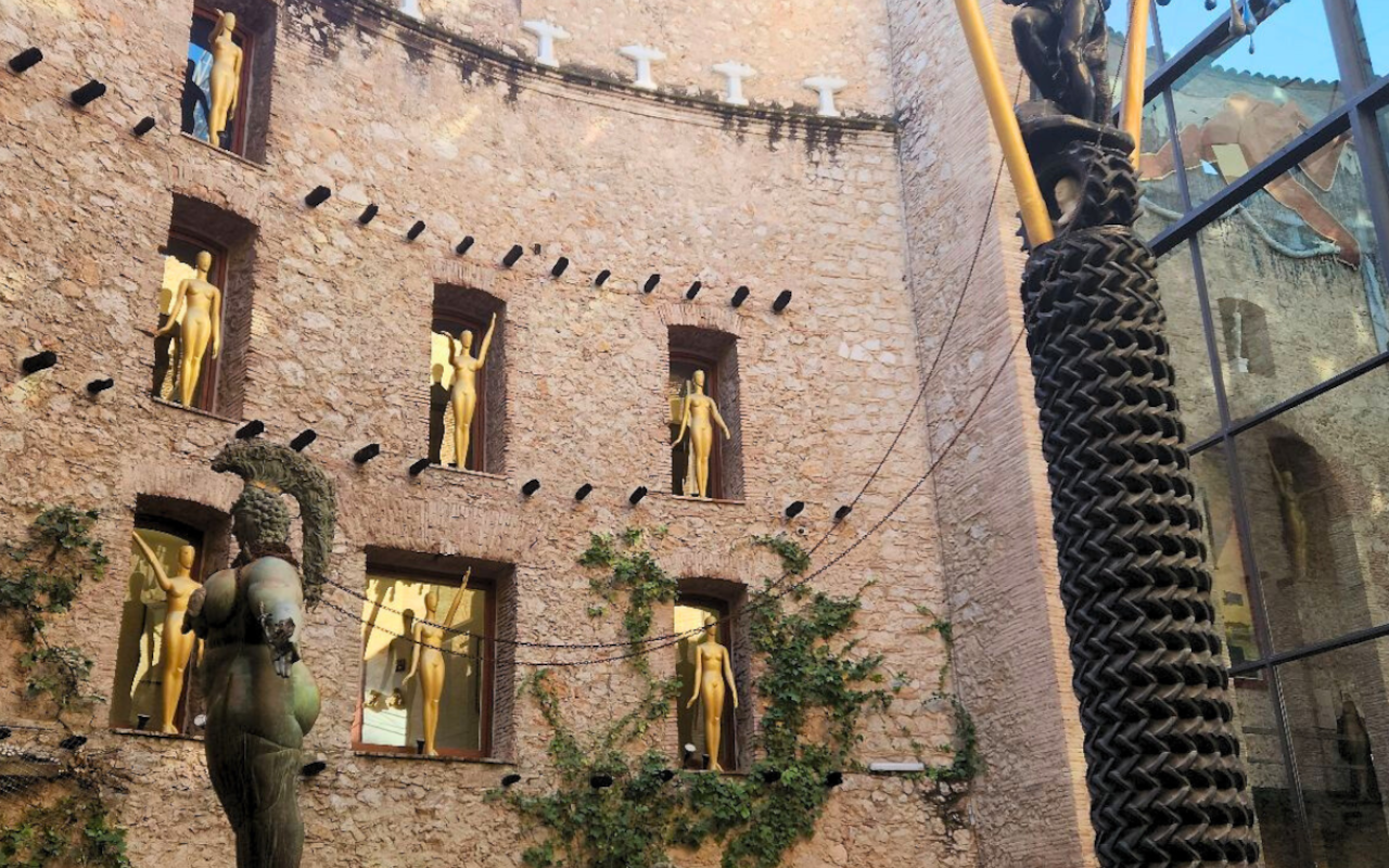 Figuras doradas que encontrarás al acceder al Museo Dalí en esta excursión de un día.