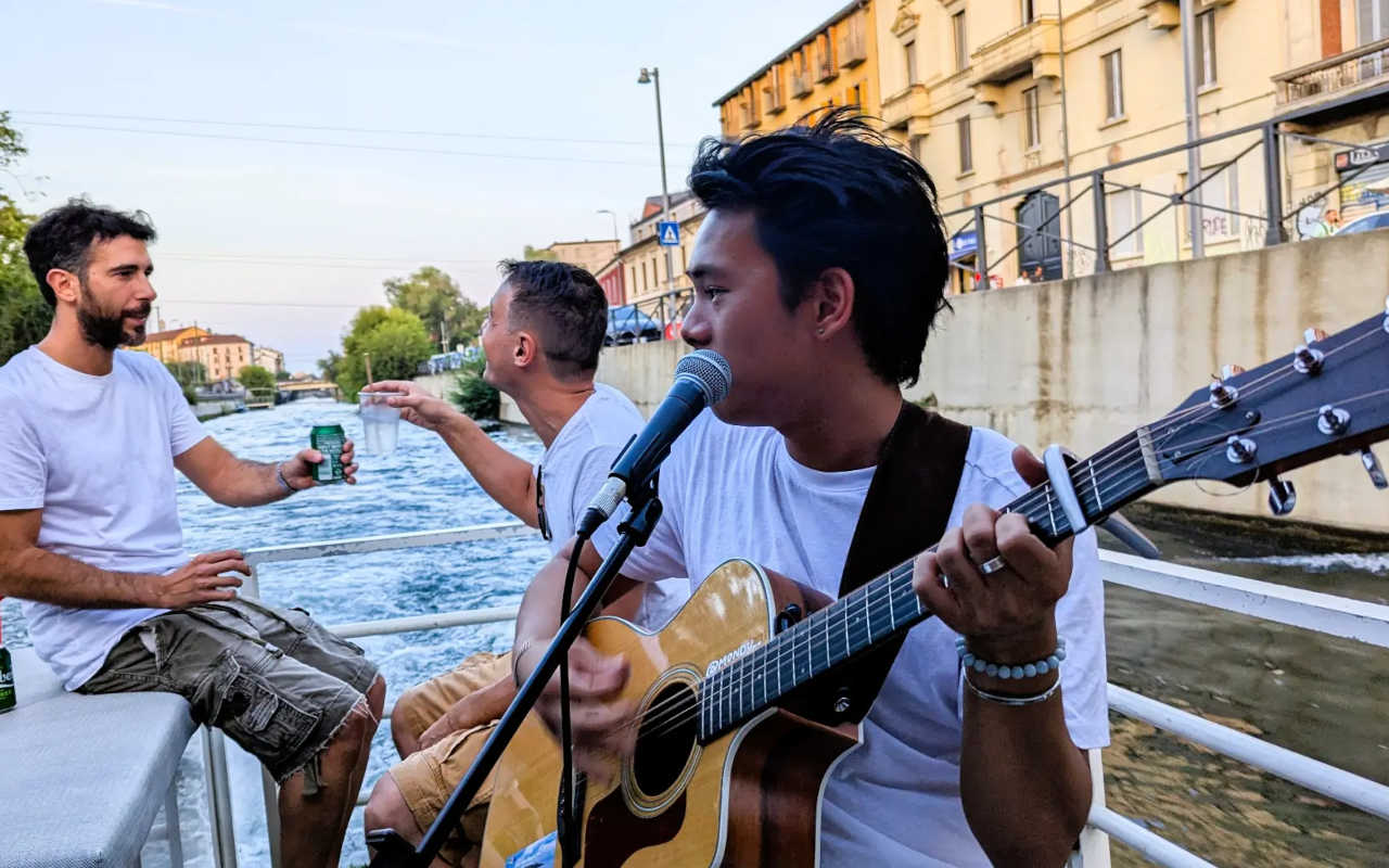 Música en directo para amenizar la travesía por los canales de Navigli.
