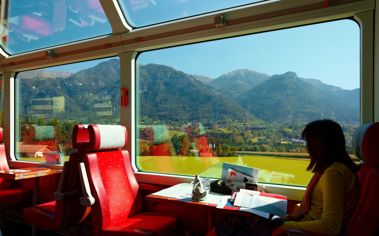 Paisajes de los Alpes Suizos vistos a través de las ventanas de los trenes Bernina y Glacier Express.