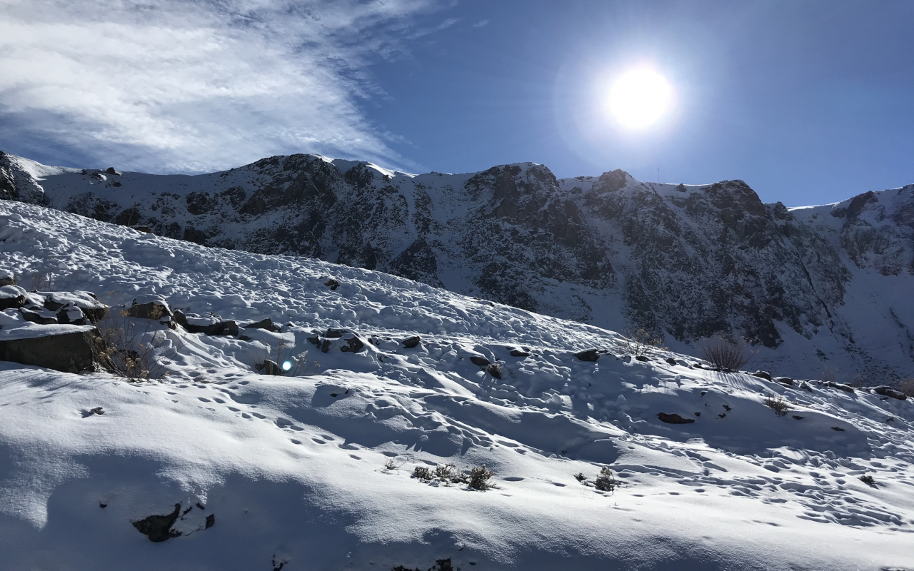Vista general de Farellones, donde el blanco de la nieve contrasta con el azul del cielo.
