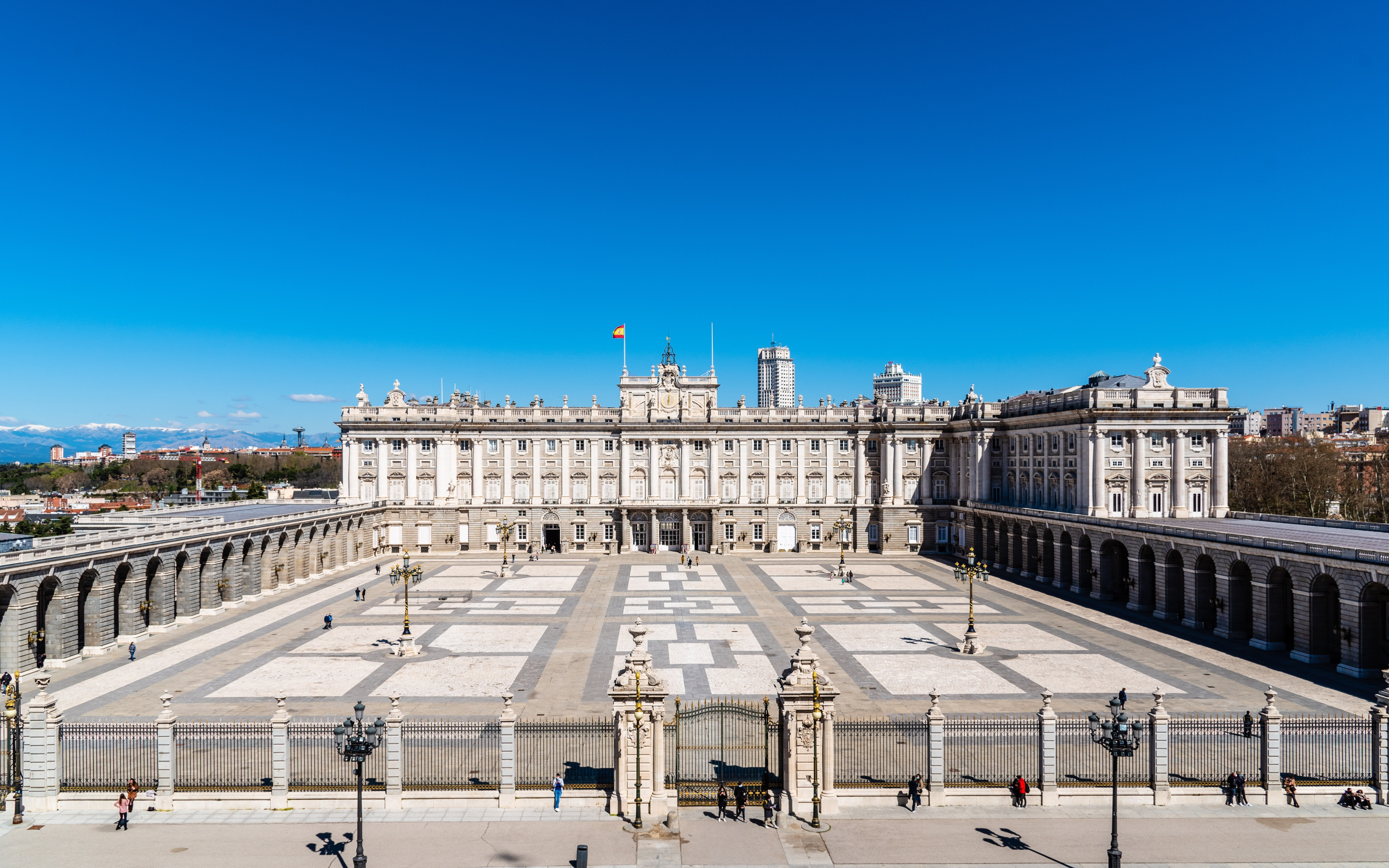 Courtyard and building of the Royal Palace of Madrid, which you can access with tickets.
