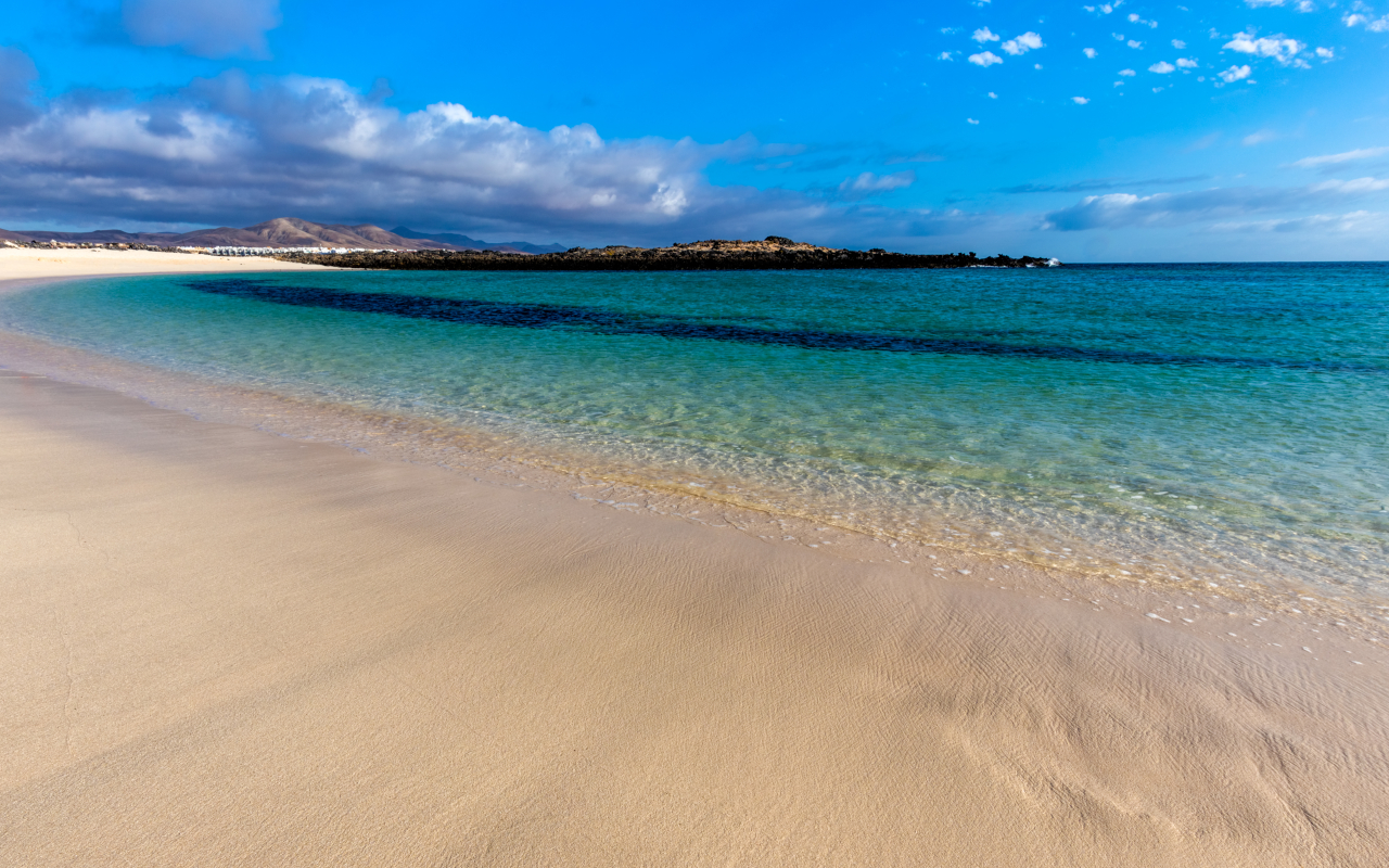 La playa de la Concha será una de nuestras paradas en este paseo en catamarán.
