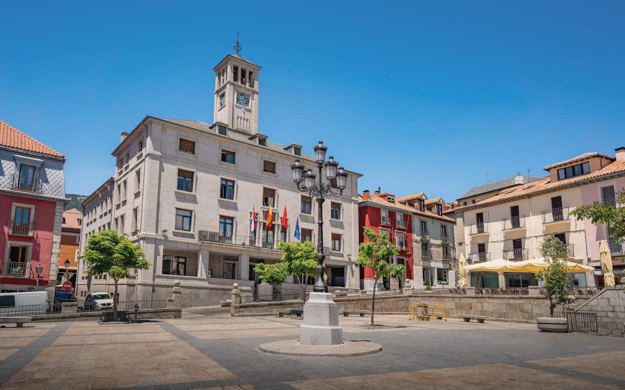La plaza del Ayuntamiento de San Lorenzo del Escorial.
