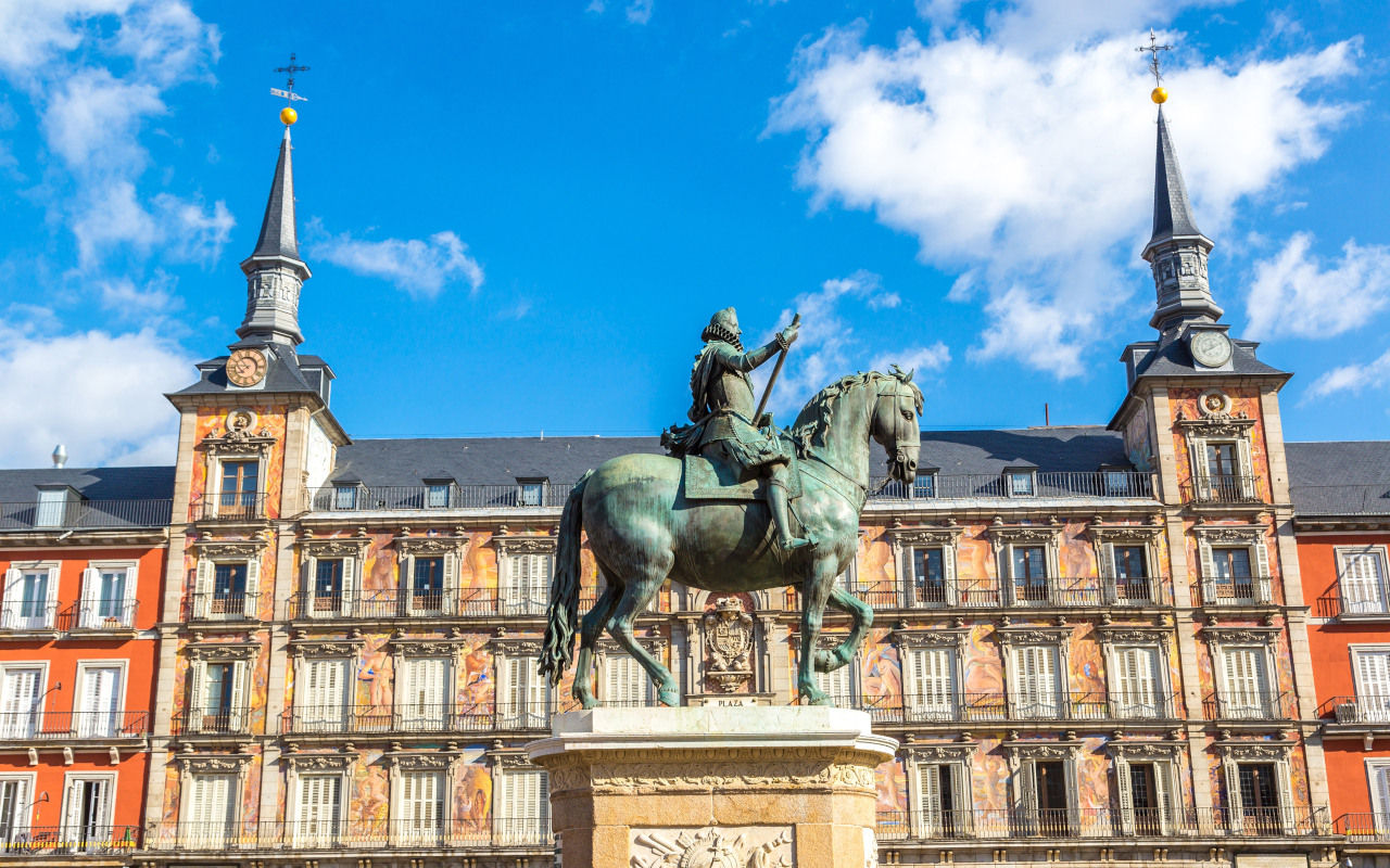 En la Plaza Mayor escucharemos anécdotas y curiosidades que nos revelará el guía.