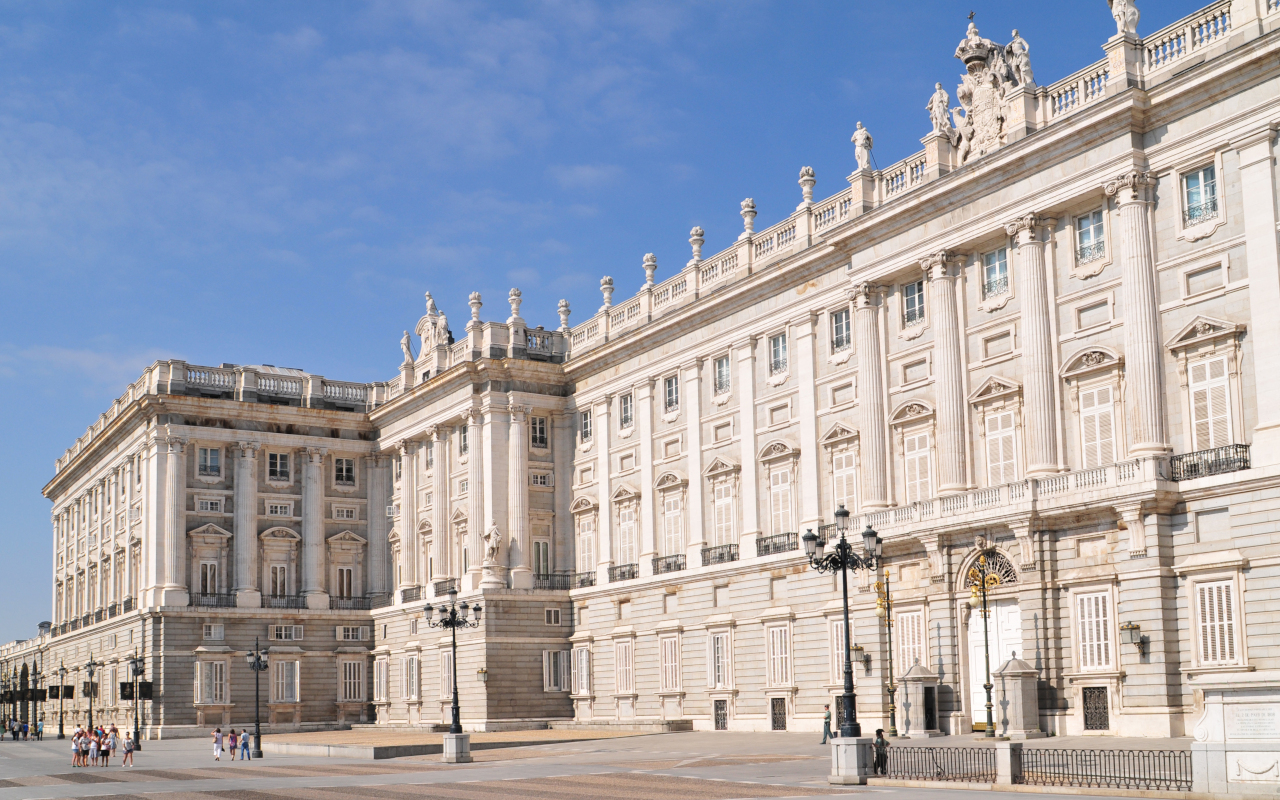 Outside the palace, one of the most photographed areas by tourists.