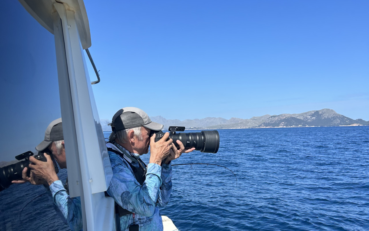 Participante de la actividad de pesca realiza fotos de los ejemplares pescados y el paisaje.
