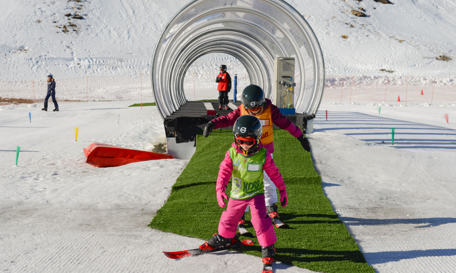 En las clases se trabaja de forma exclusiva con los niños, gracias a las alfombras mecánicas en la zona de iniciación al esquí. 