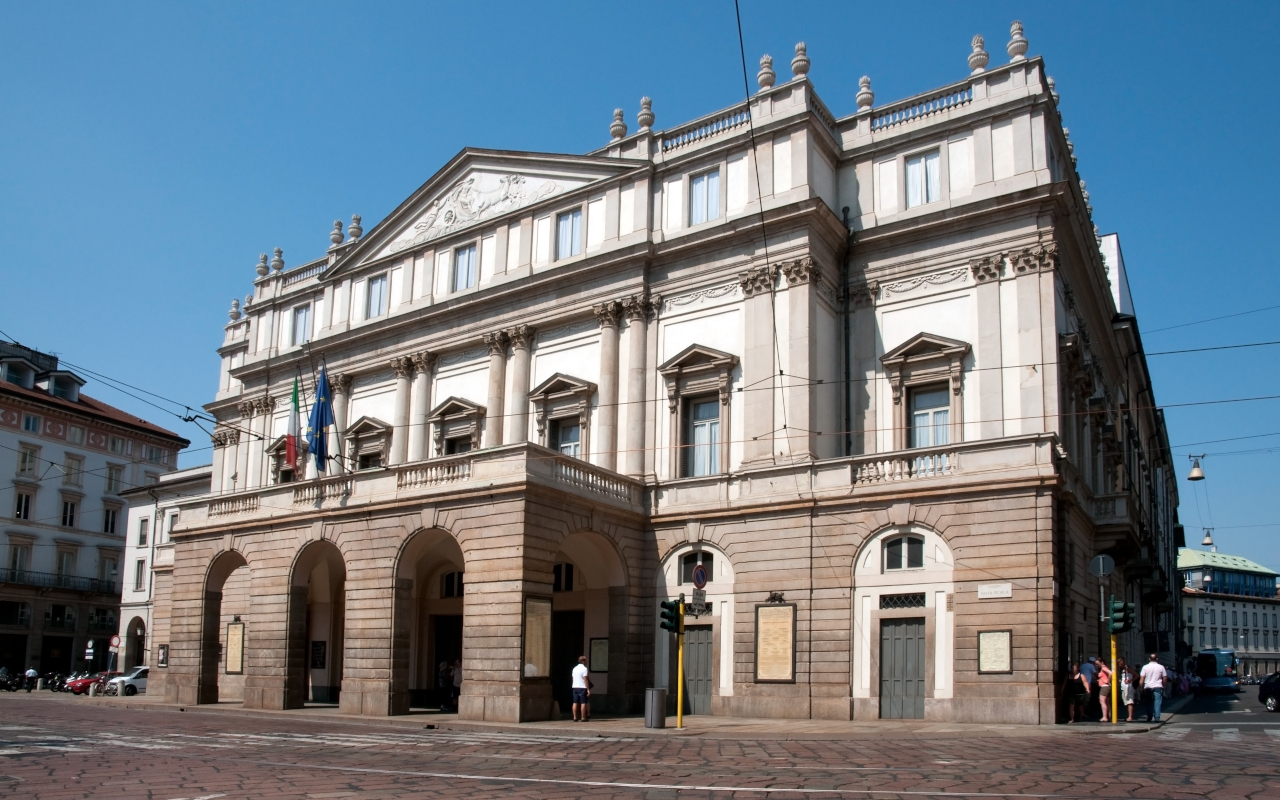 El teatro de La Scala es otro de los grandes monumentos de la ciudad de la moda italiana.