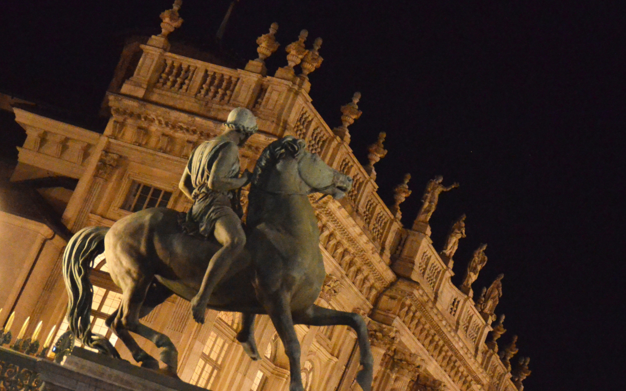 Monumentos y esculturas de Turín de noche guardan múltiples secretos.