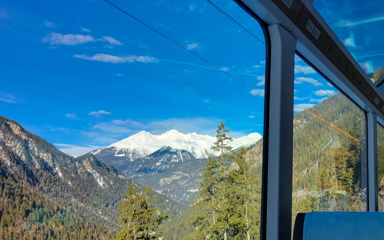 Trenes Bernina y Glacier Express con ventanas panorámicas hasta el techo.