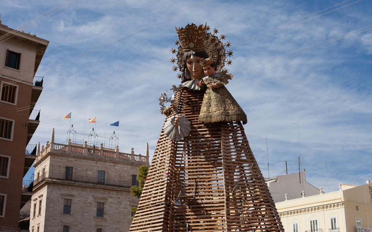 La Ofrenda a la Virgen, otra de las celebraciones clave de las fiestas de las que te hablaremos en este tour fallero por Valencia.