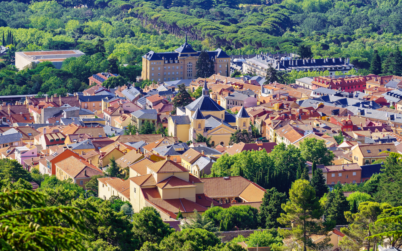Vista área de la ciudad de San Lorenzo del Escorial, ubicada en la Comunidad de Madrid.