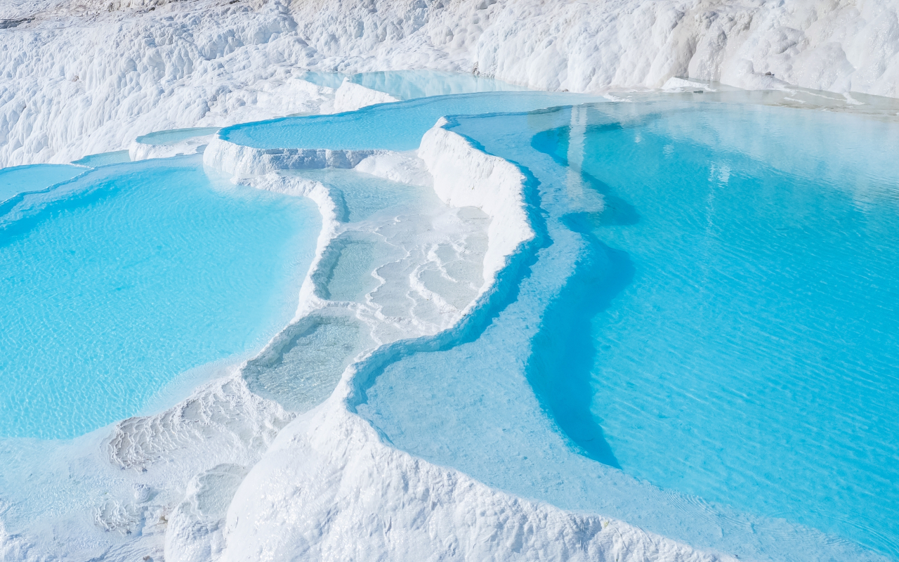 Los paisajes de Pamukkale y las aguas cristalinas te dejarán sin palabras.