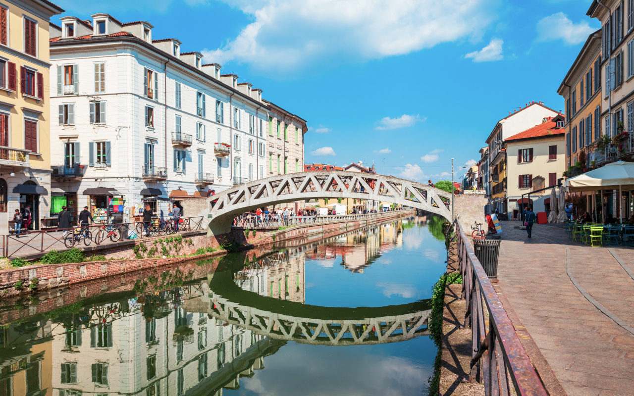 Vistas de los canales Naviglio de Milán.