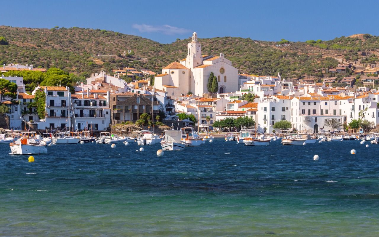 Views of the port of Cadaqués. The white houses contrast with the blue of the sea.