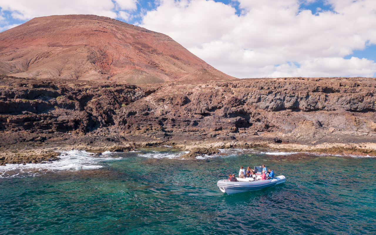 Viaja entre islas con los traslados a Isla de Lobos en barco desde Corralejo.