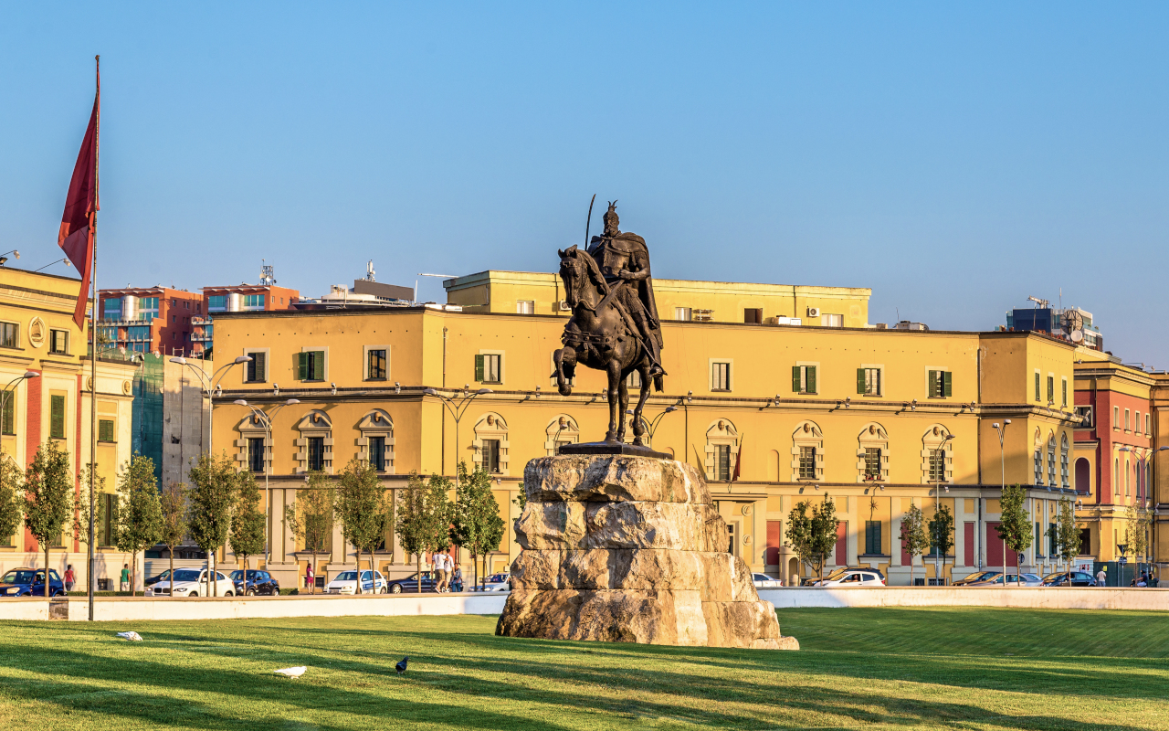 La Plaza Skanderbeg, el punto de partida de este tour histórico y gastronómico por el comunismo.