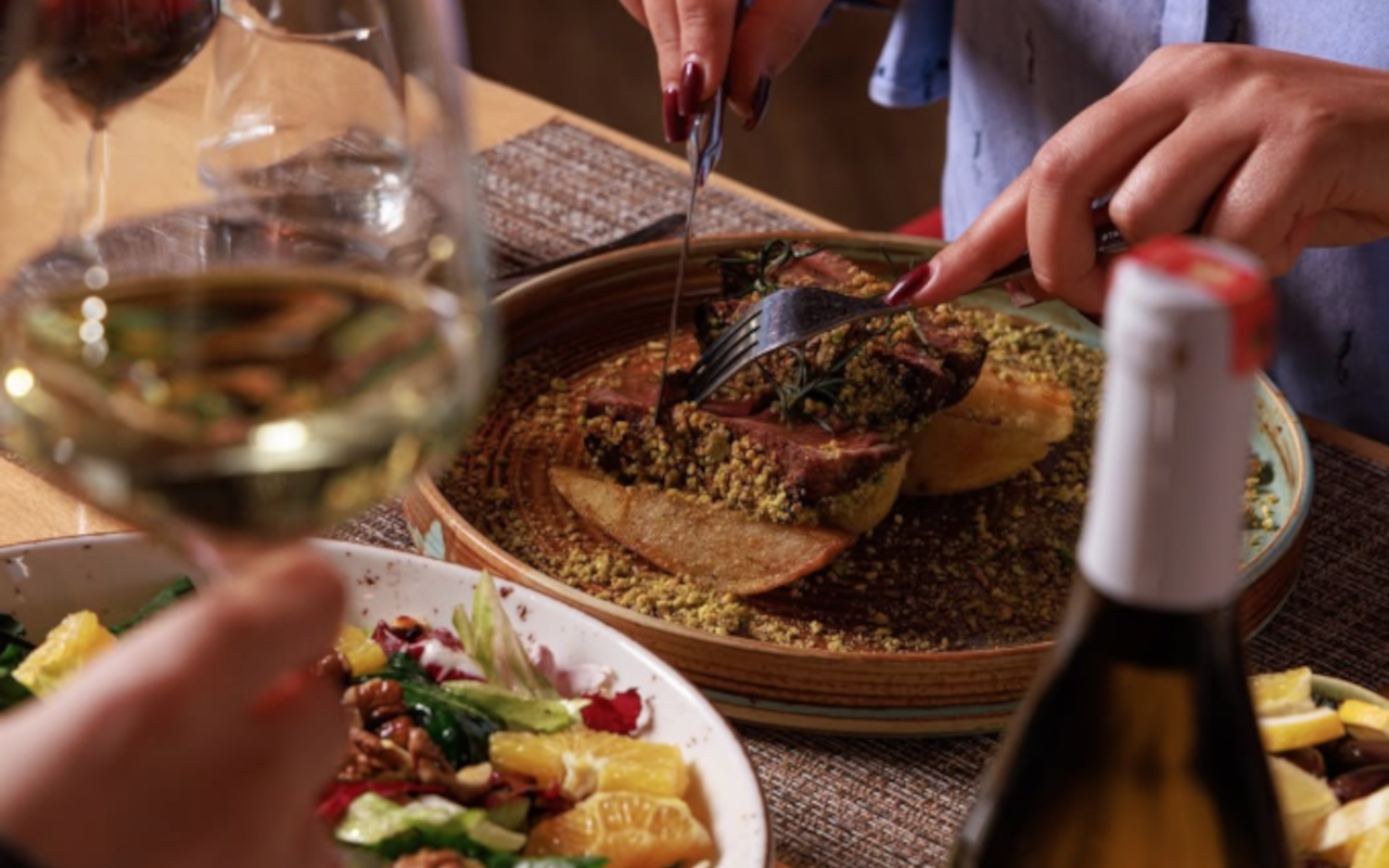 Disfrutarás de una agradable almuerzo para probar la gastronomía local.