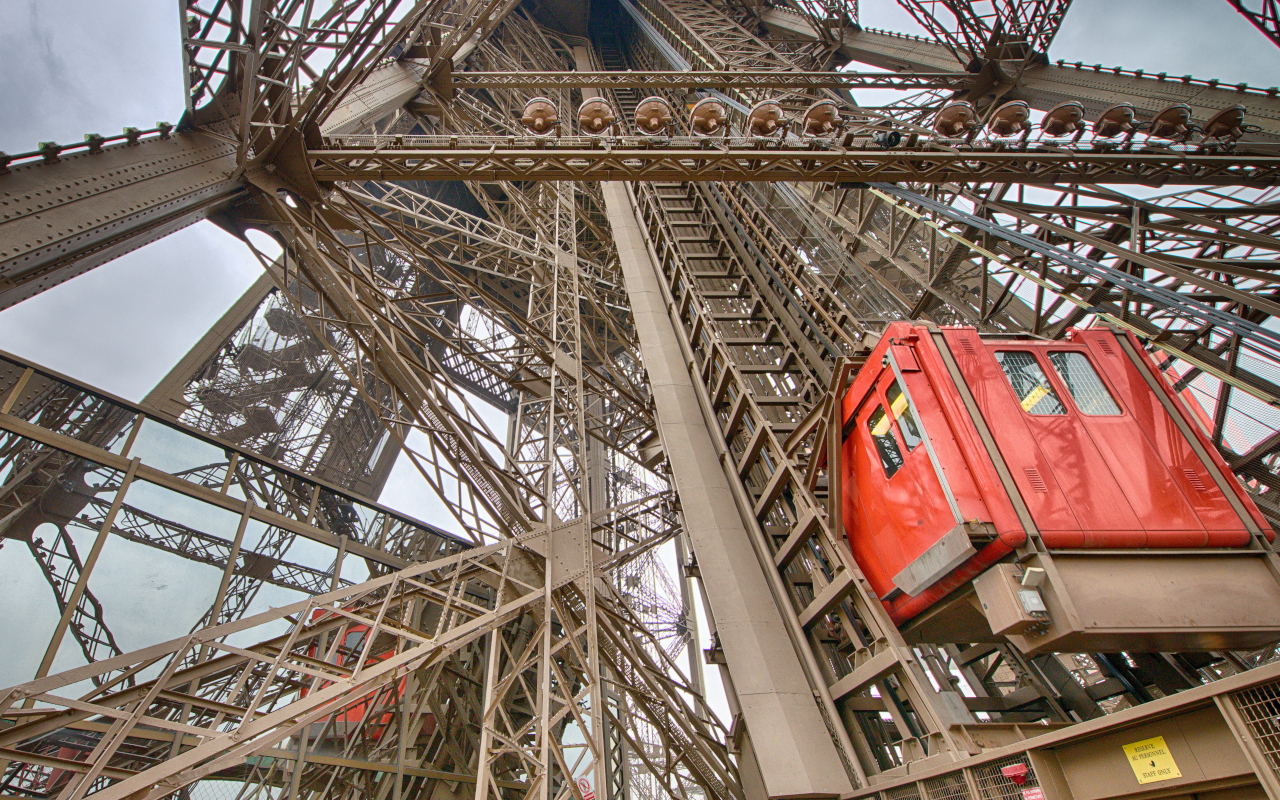 Sube a bordo de los icónicos ascensores de la Torre Eiffel, que te llevarán rápidamente a las alturas para disfrutar de vistas incomparables de París.