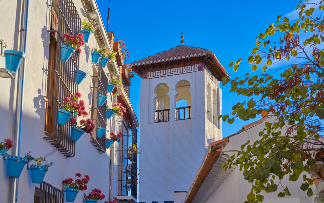 ista del Albaicín de Granada, con sus casas encaladas y callejuelas empedradas, reflejando la herencia andalusí del barrio.
