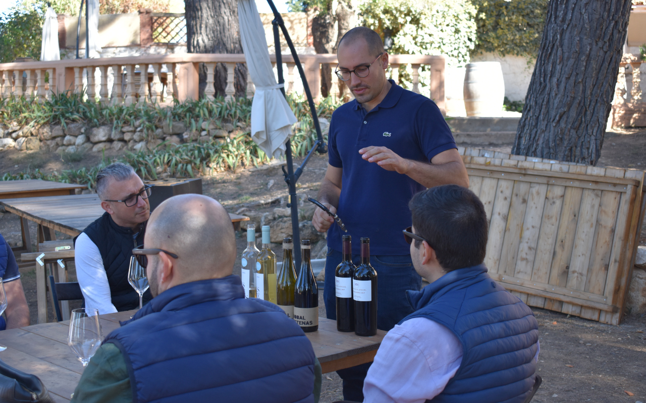Explicaciones durante al cata de las bodegas Utiel-Requena.
