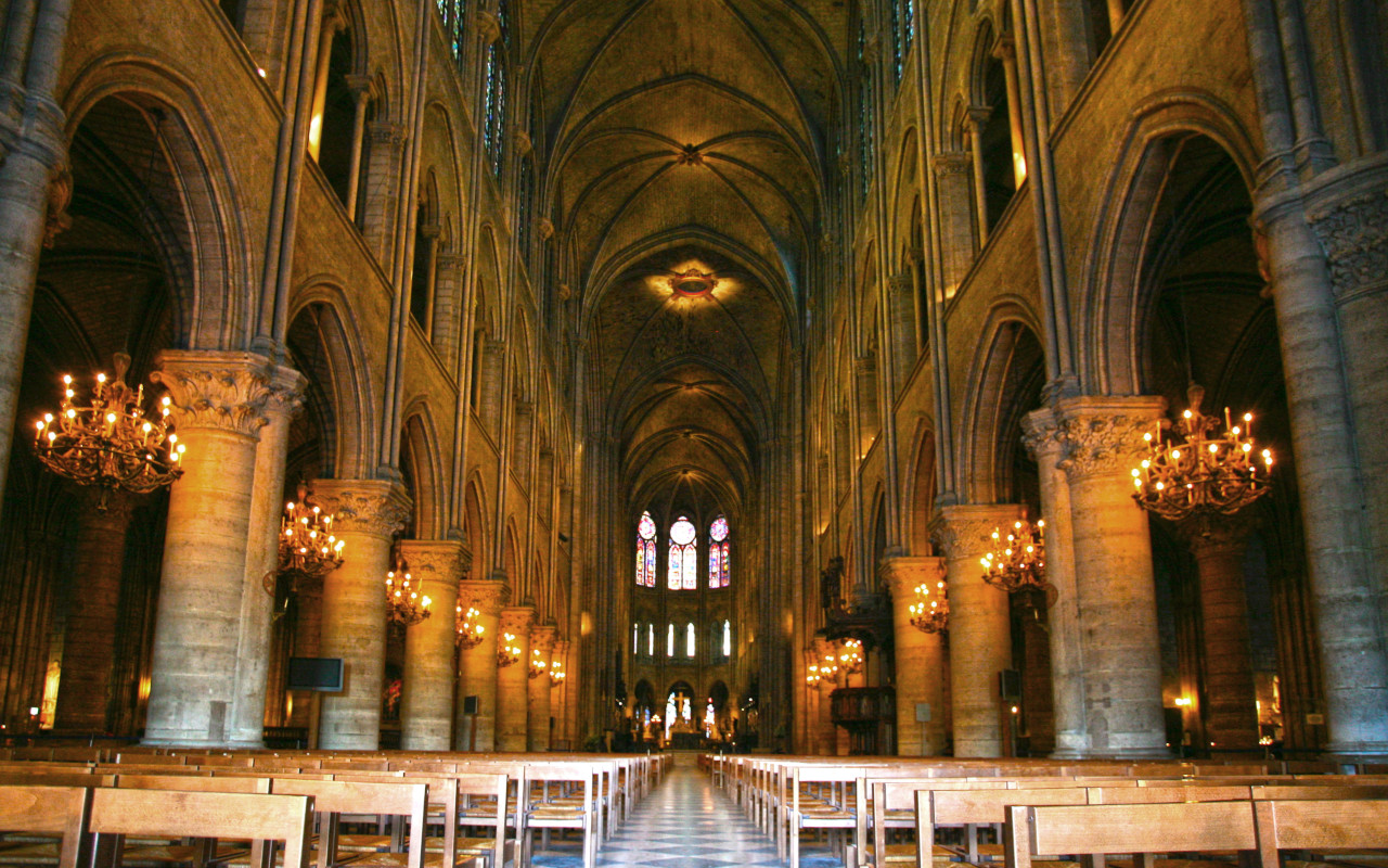 Espacio interior de Notre-Dame, no de los símbolos franceses más importantes.