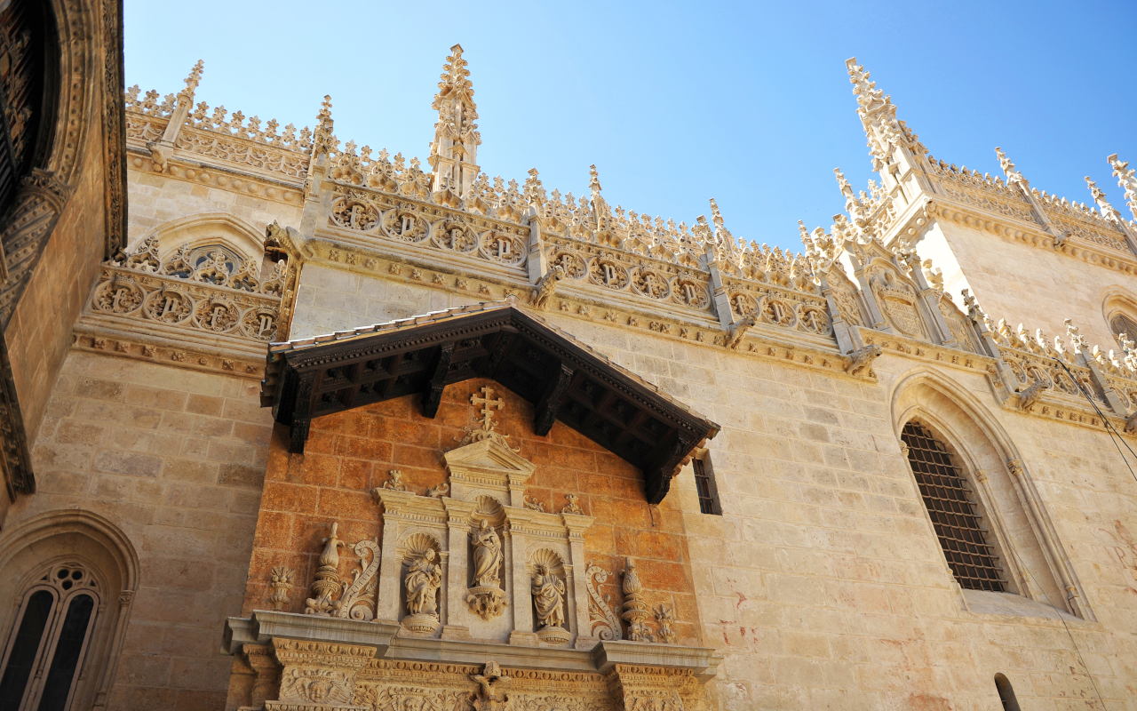 Capilla Real de Granada, donde descansan los Reyes Católicos en un majestuoso mausoleo de mármol.