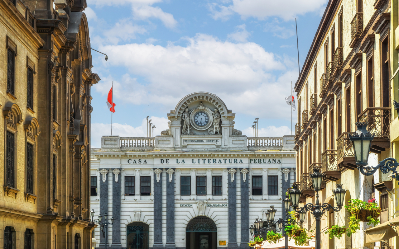 Fachada de la Casa de la Literatura peruana, un lugar de encuentro entre culturas.