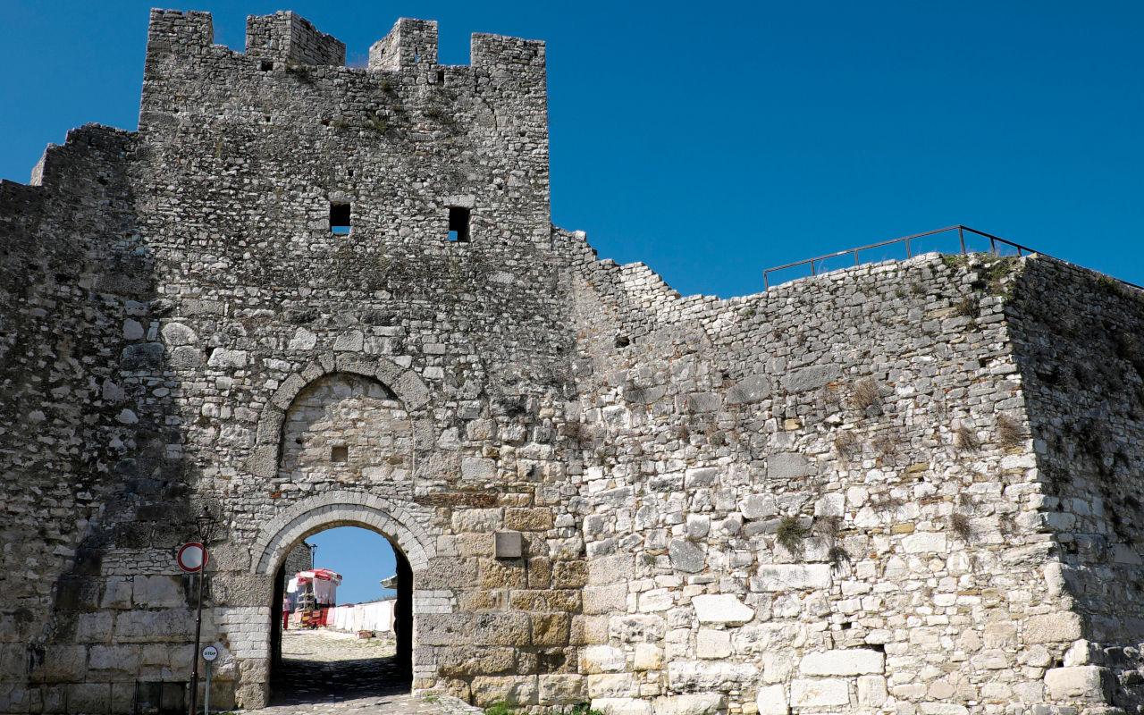 Puerta principal del castillo de Berat, uno de los principales atractivos de este destino.